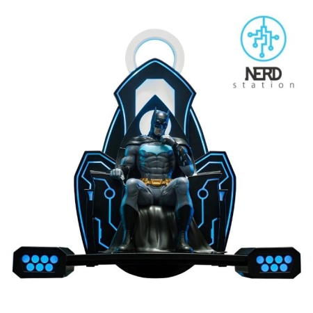 مجسمه بتمن و صندلی موبیوس