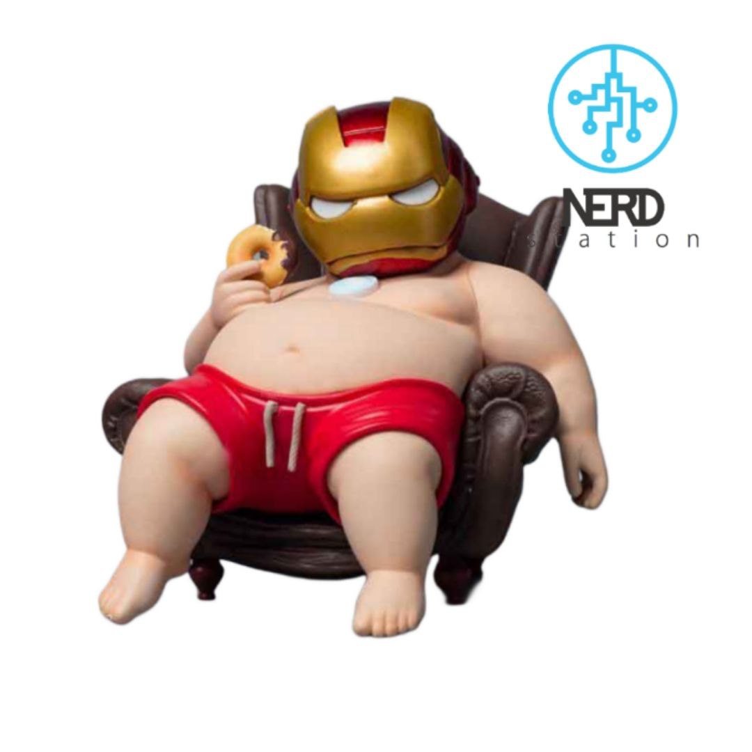 آیرونمن چاق نشسته در حال خوردن دونات